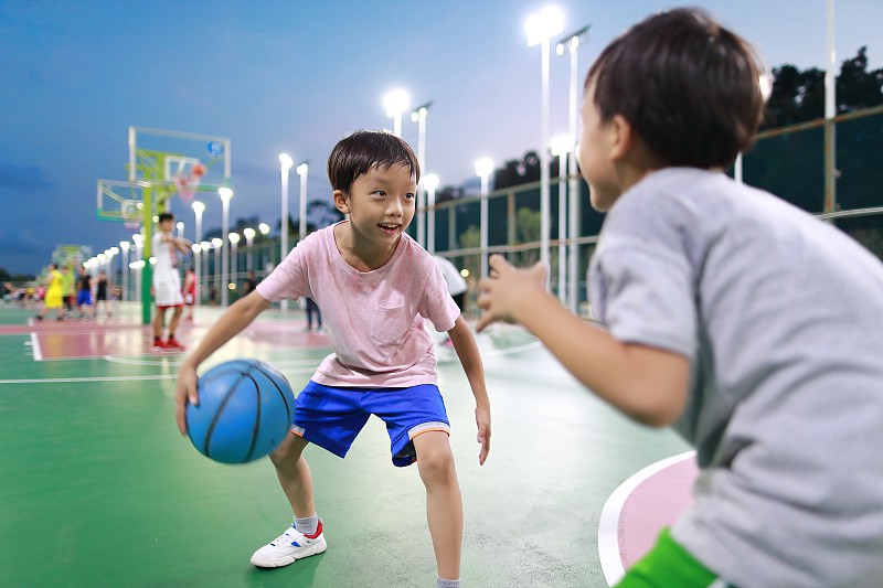 青少年篮球运动员体能训练特征包括_1